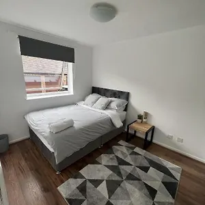 Canary Wharf Haven - Spacious & Homely Entire 1 Bedroom Flat London